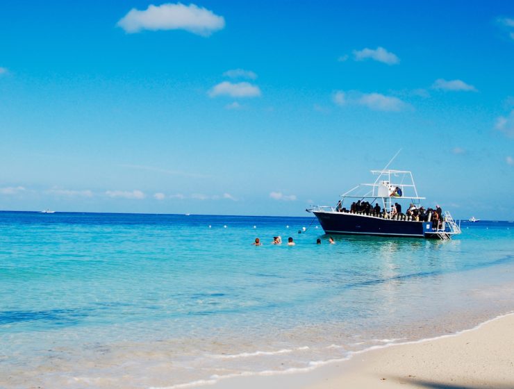 Clear blue waters off the coast of Roatan, Honduras